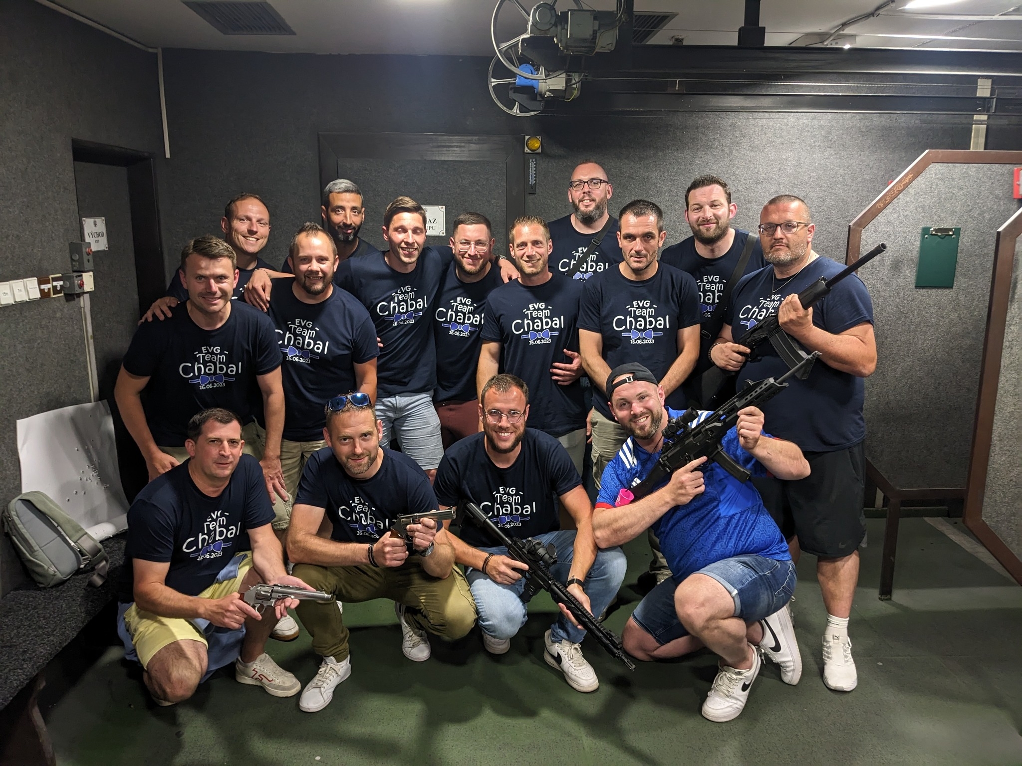 AK-47 / Scorpion EVO + 2 Armes / 33 Balles